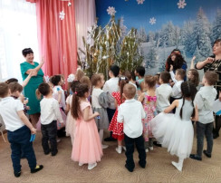 Прощание с новогодней елочкой Прощание с новогодней елочкой.